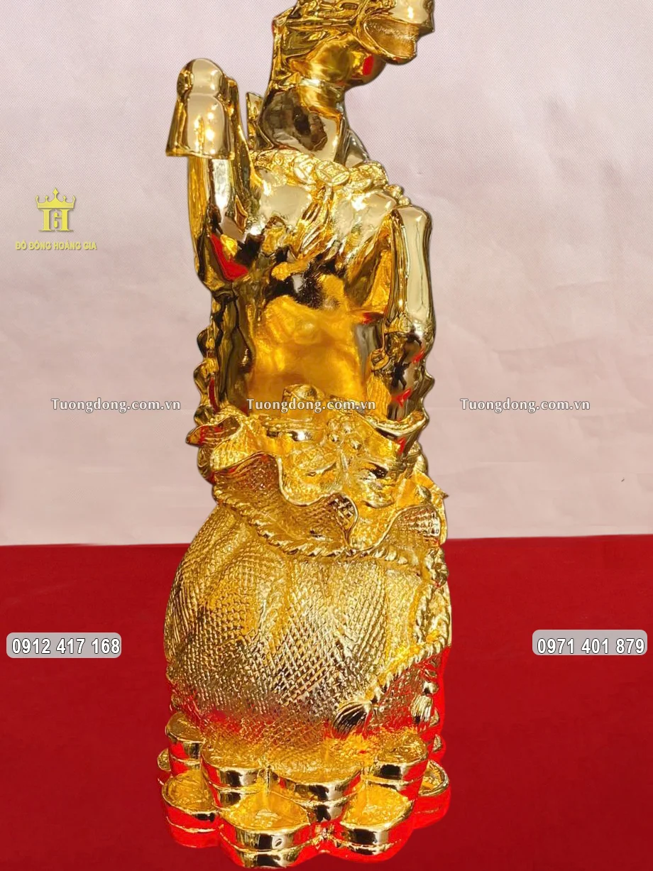 Phần chân đế là những đồng tiền được xếp chồng lên nhau